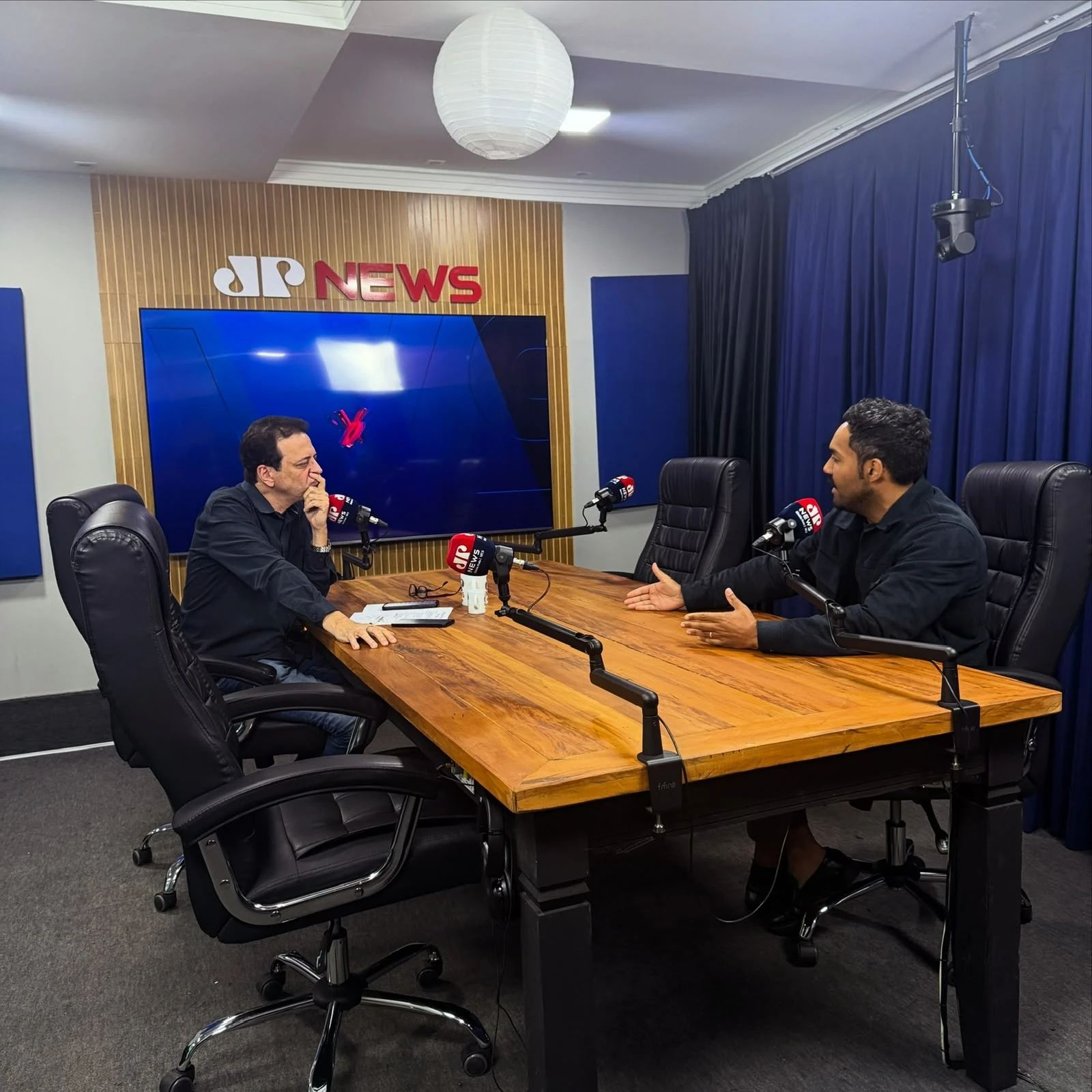 Vitor Hugo Alves em entrevista no estúdio da Jovem Pan News