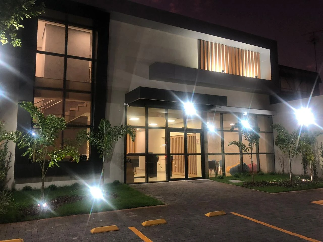 Fachada e iluminação